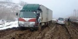 машины застряли на трассе Лидога-Ванино http://rg.ru/2011/04/28/reg-dvostok/doroga-anons.html