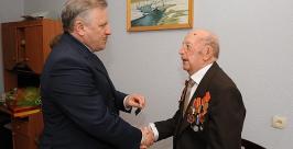 В.И. Шпорт в гостях у ветерана В. Кезина Валерий Спидлен, пресс-центр правительства Хабаровского края