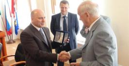 Вручение макета Петр Молотов, РИА AmurMedia