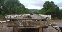 Размытый мост ГУ МЧС России по Хабаровскому краю