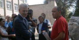 Хабаровчанина, пикетировавшего министра Фурсенко, пригласили на работу М. Иванова,