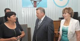 Директор школы в с. Казакевичево Татьяна Савенко и Вячеслав Шпорт Андрей Свинчуков
