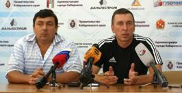 Главный тренер &quotСКА-Нефтяника&quot Андрей Кобелев (справа) http://www.skabandy.ru/news.html?newsid=366