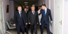 Виктор Ишаев с обходом по одному из хабаровских центров здравоохранения. Пресс-служба полпредства президента РФ.