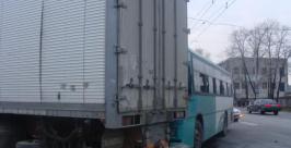 Пассажирский автобус столкнулся с фурой в Хабаровске Пресс-служба ГУ МЧС России по Хабаровскому краю