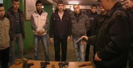 Бойцы ОМСН и воспитанники "Сатурна" знакомятся с разными видами оружия.  ГУ МВД России по ДФО.