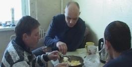 Приезжие сварщики на съемной квартире ждут, когда фирма-работодатель их отправить домой. Кира Алексеева.