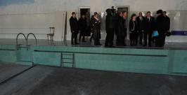 Вячеслав Шпорт осматривает школьный бассейн в Чегдомыне. Правительство Хабаровского края.