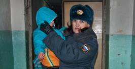 Сотрудники транспортной полиции забрали ребенка из неблагоприятной семьи.  УТ МВД России по ДФО.