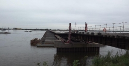 Понтонный мост через протоку Амурская в Хабаровском крае демонтируют в целях безопасности http://aleonkin.livejournal.com/292677.html