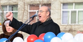 Мэр Комсомольска-на-Амуре Владимир Михалев с торжественной речью на митинге Пресс-служба Комсомольского-на-Амуре отделения партии &quotЕдиная Россия&quot
