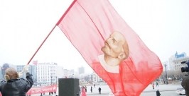 Над площадью Ленина в Хабаровске развивается флаг с Лениным Александр Семенов, РИА AmurMedia