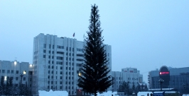 Новогоднюю елку собрали на главной площади Хабаровска Анна Незнанова