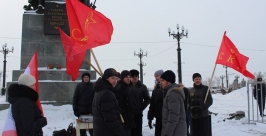 Организаторы митинга - хабаровский горком комсомола Анна Незнанова