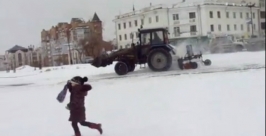 &quotТанцует балет&quot снегоуборочная техника на площади Славы в Хабаровске из архива ИА AmurMedia