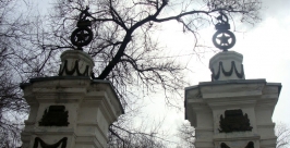 В целости и сохранности остались символы советской власти на колоннах у ворот Анна Незнанова
