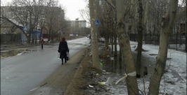 Прохожим приходится обходить этот участок по проезжей части dv_dyos