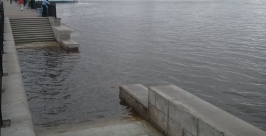 Набережная Амура в Хабаровске постепенно уходит под воду Евгений Попов