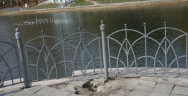Локальные разрушения брусчатки наблюдаются на городских прудах Хабаровска корр. ИА AmurMedia