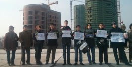 Протестующие против строительства жилья в парковой зоне Евгений Попов