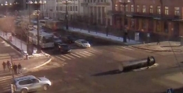 Огромная труба упала на дорогу в центре Хабаровска Соцсети