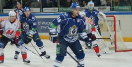 Игроки &quotАмура&quot в защите Евгений Попов