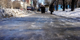 Элементы ледового дрифта вынуждены отрабатывать хабаровские автомобилисты на улицах города Роман Федоров