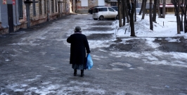 Ледяную корку во дворах Хабаровска коммунальщики оставили на откуп теплу Роман Федоров