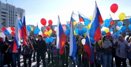 Яркий флешмоб в поддержку русских на Украине устроили жители Хабаровска Роман Федоров