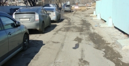 Ямы и колдобины встречают автомобилистов на улице Фрунзе в центре Хабаровска Евгений Попов
