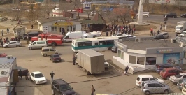 Микроавтобус в Хабаровске сбил несколько человек на автобусной остановке Камера слежения