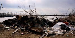 Мусорные &quotдамбы&quot возводят жертвы большой воды в Хабаровске Роман Федоров