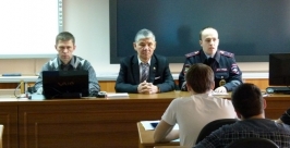 Правила поведения водителя с сотрудником ГИБДД объяснили в Хабаровске Пресс-служба УМВД России по Хабаровскому краю, по материалам ГИБДД