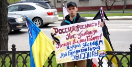 Одиночный пикет в поддержку русскоязычного населения Украины и пророссийских городов состо Роман Федоров