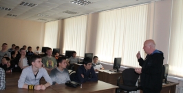 Первокурсникам дорожно-строительного техникума Хабаровска прочитали лекции о безопасности фото предоставлено ХДСТ