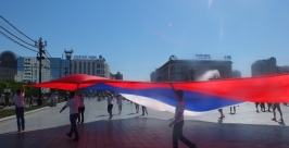 Флаг России развернули на площади Ленина в Хабаровске  Анастасия Афанасенко