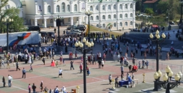 Люди покидают площадь Славы Хабаровска после литургии патриарха Кирилла Федосеева Лилия, AmurMedia
