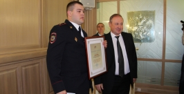 Полицейских Хабаровска наградили денежными премиями от мэра города Юлия Короткова