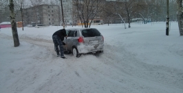 Водители откапывают свои застрявшие автомобили Евгений Попов