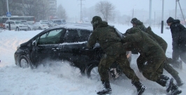 Военные помогают вытащить автомобили из снега в Волочаевском городке Юлия Короткова