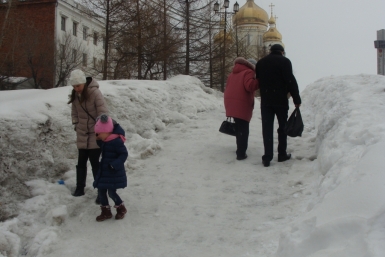 Ледовая горка самостийно выросла в центре Хабаровска Ко Виктория, AmurMedia 