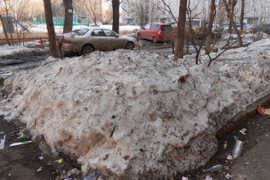 Улицы и дворы Первого микрорайона в Хабаровске утопают в грязи и мусоре Ирина Сарыпова, ИА AmurMedia