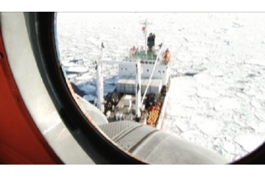 Двоих моряков из Хабаровска спасли в Охотском море МЧС России