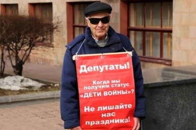 Отчаявшийся пожилой мужчина устроил одиночный пикет возле Закдумы Хабаровского края Роман Федоров, корр. ИА AmurMedia