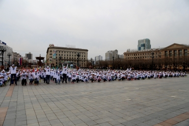 Массовый флешмоб устроили хабаровчане в центре Хабаровск в честь 1 мая Роман Федоров, корр. ИА AmurMedia