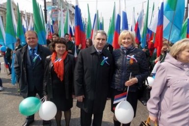 Майская демонстрация фото с сайта депутата Сергея Безденежных