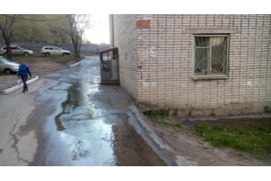 Самостийное водоизвержение в хабаровском дворе Водоканал прекратит в ближайшее время Фото ИА AmurMedia
