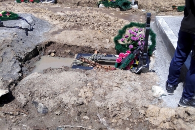 Могилы проваливаются на Матвеевском кладбище в пригороде Хабаровска фото читателей ИА AmurMedia