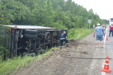 Прицеп с железнодорожным контейнером оказался в кювете на трассе Хабаровск - Комсомольск Информационное подразделение Амурского спасательного центра МЧС России