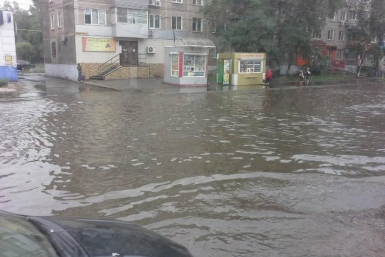 Задержка воды на проезжей части в Южном округе Хабаровска - обычное явление- Олег Грабков  фото из соцсетей